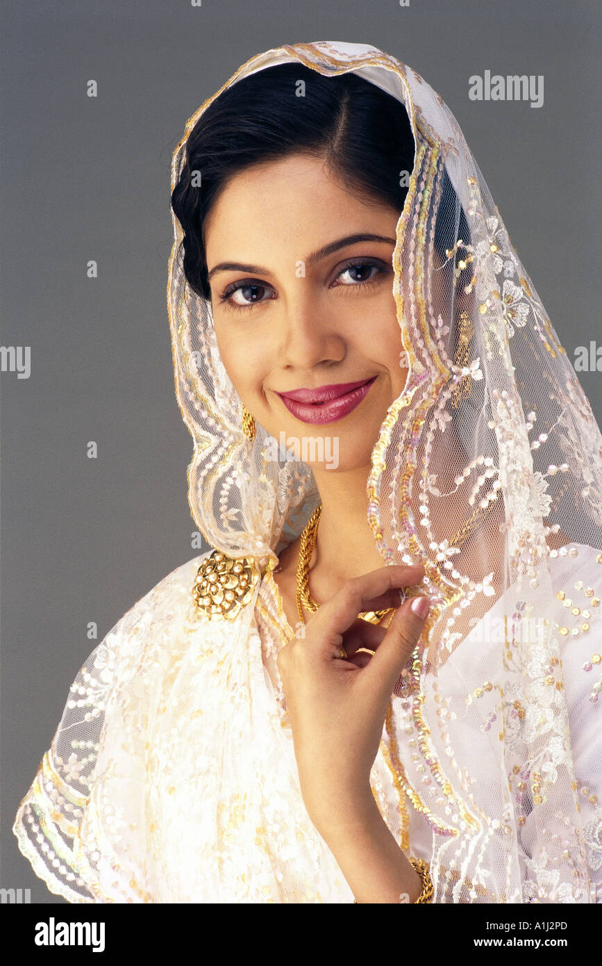 South Asian Parsee indiano Parsi Zorastrian parigino sposa vestito di matrimonio matrimonio abito ricamato in bianco di chiffon sorridente Foto Stock