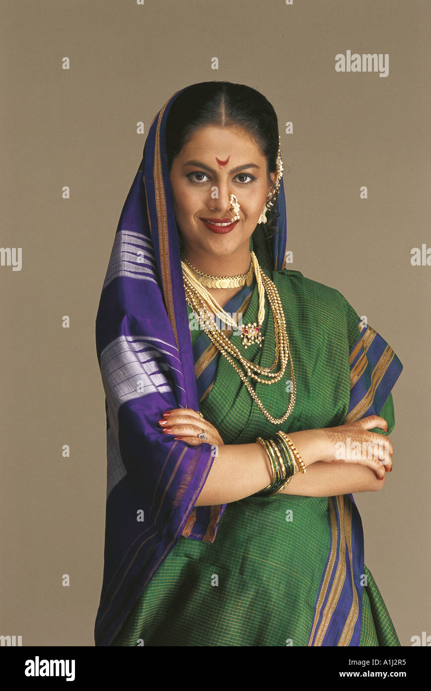 Sposa Maharashtrian indiana in abito da sposa - MR numero 123 Foto Stock