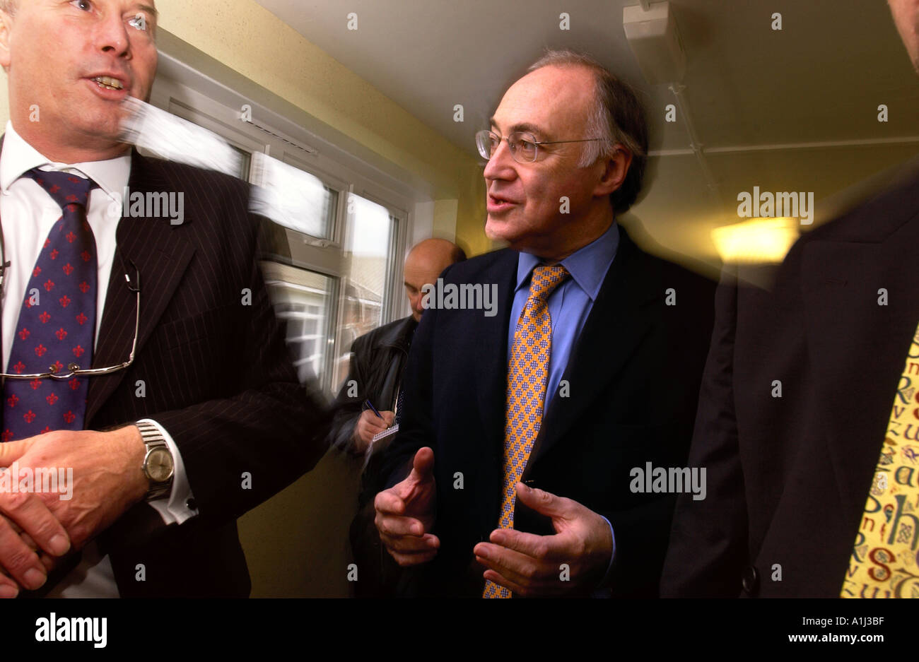 Partito conservatore LEADER Michael Howard sulla gamba gallese del suo Nationwide Tour Michael Howard con il personale a COLEGSIRGAR CA Foto Stock