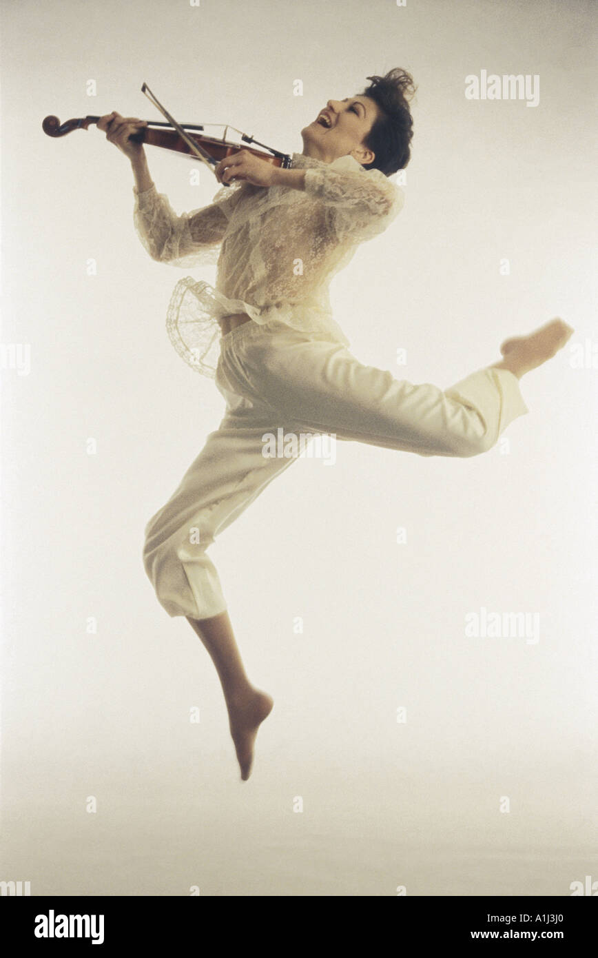 VDA ballerino75999 salti in aria mentre suonare il violino Modello Numero di rilascio 483 Foto Stock