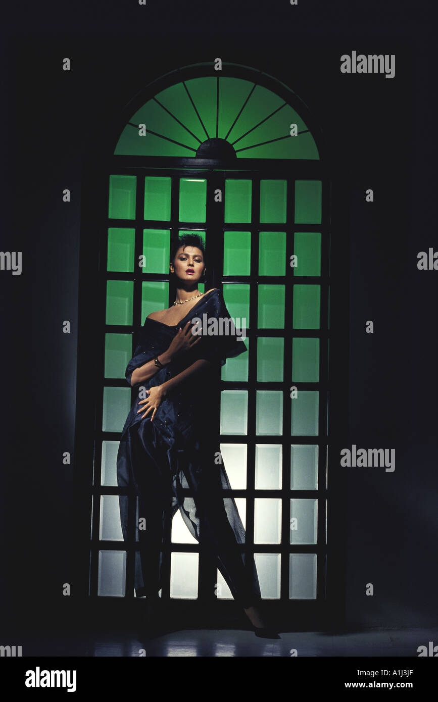 Moda donna indiana in nero moderno abiti firmati in piedi in stile nella parte anteriore della porta francese Modello Numero di rilascio 477 Foto Stock