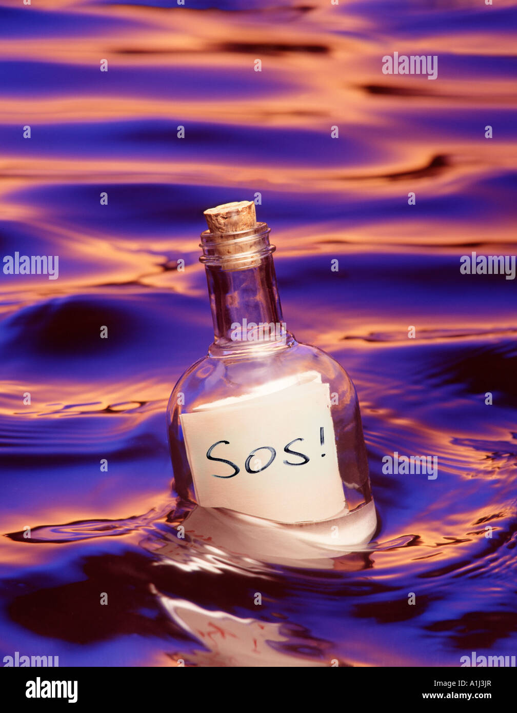 Messaggio SOS in una bottiglia di lava a terra Foto Stock