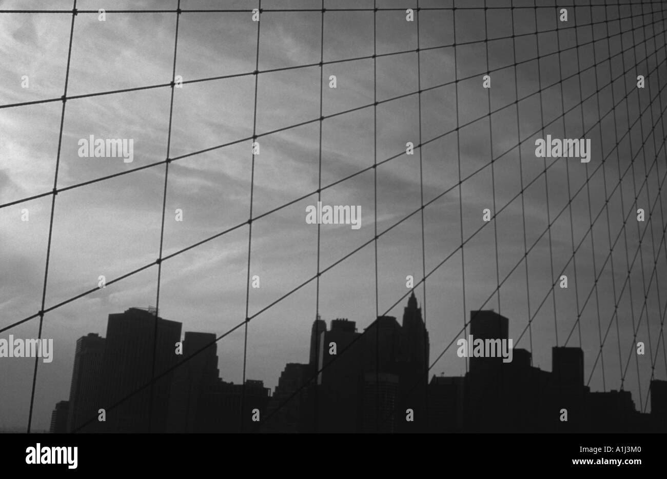 AHP75984 in bianco e nero dello Skyline di Manhattan attraverso il Ponte di Brooklyn a New York STATI UNITI D'AMERICA Foto Stock