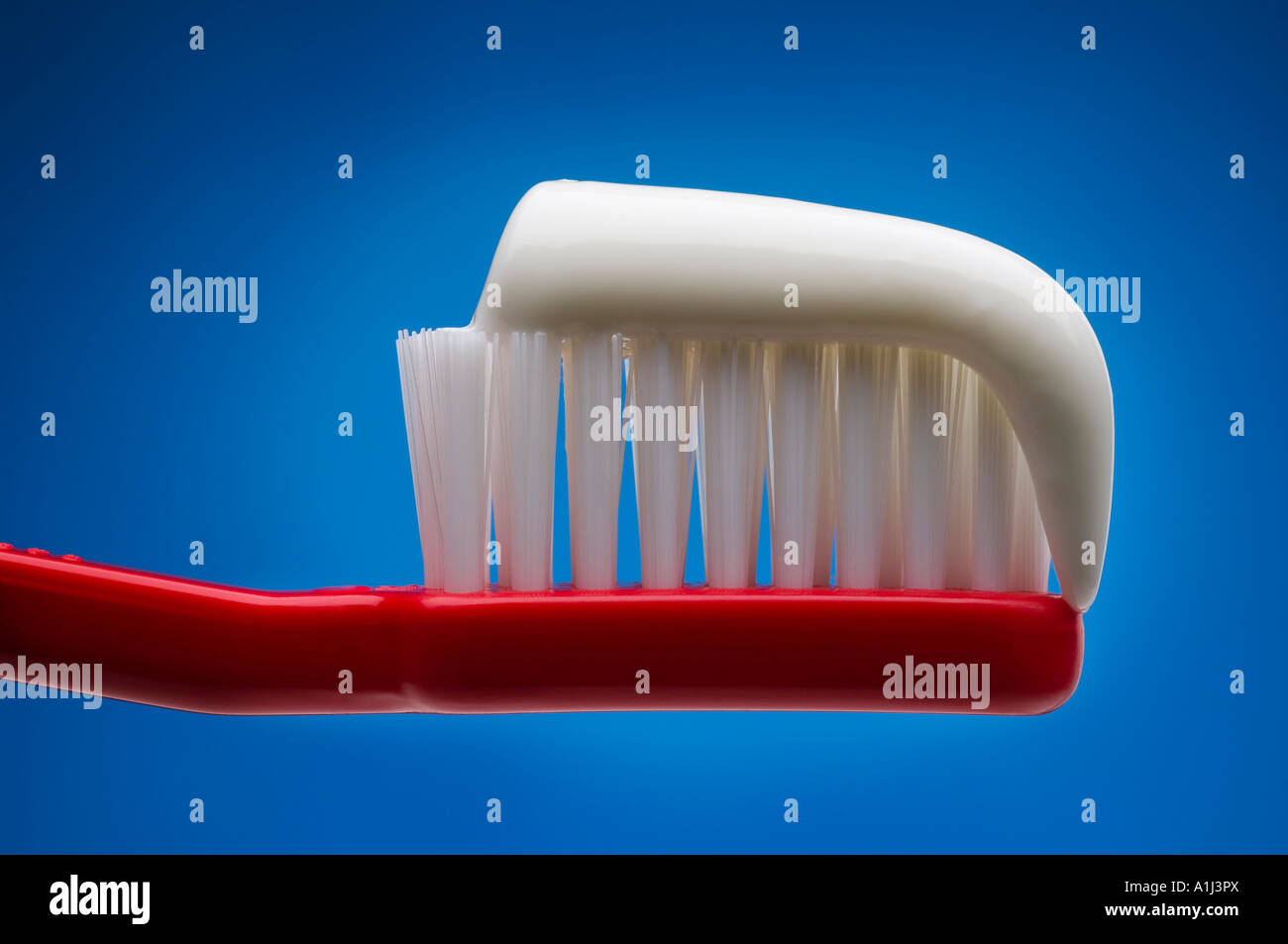 In prossimità di uno spazzolino da denti con dentifricio su di esso Foto Stock