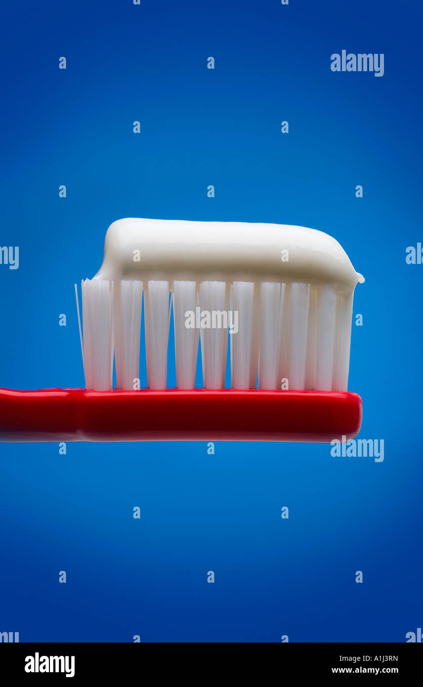 In prossimità di uno spazzolino da denti con dentifricio su di esso Foto Stock