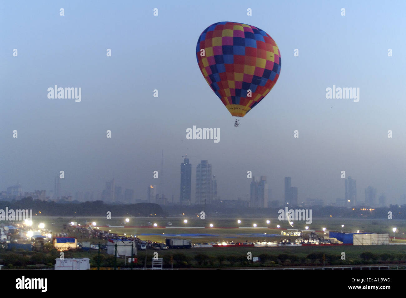 HMA75953 Mongolfiera record mondiale di 70000 piedi a Mahalaxmi race course Mumbai India Maharashtra Foto Stock