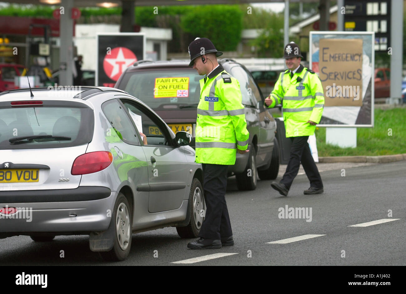 Gli automobilisti in coda per il carburante in corrispondenza di una stazione di benzina in CHARFIELD GLOUCESTERSHIRE DURANTE IL BLOCCO DI AVONMOUTH Docks vicino a Bristol Foto Stock