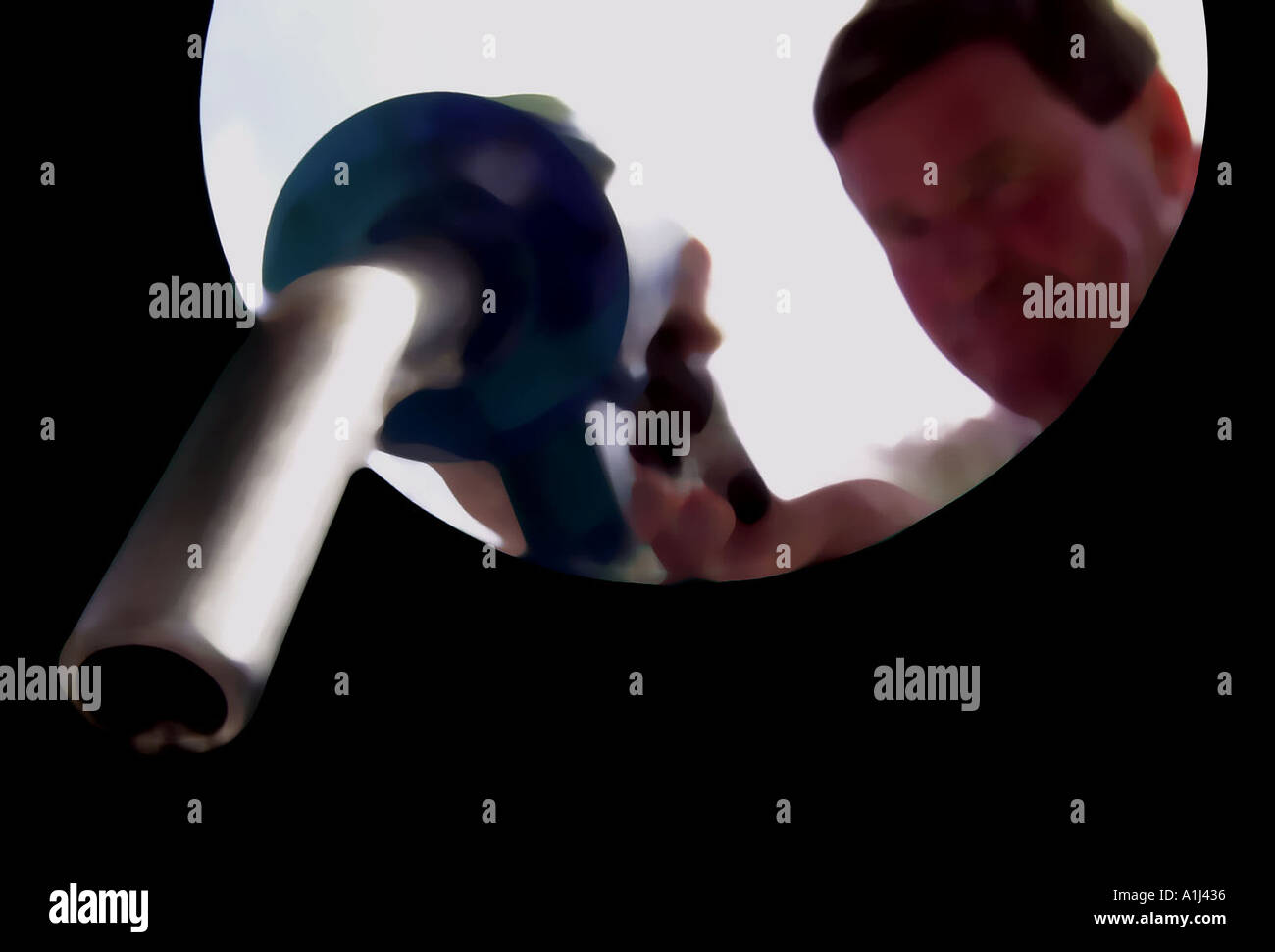 Una pompa di benzina dal punto di vista di essere dentro il serbatoio REGNO UNITO Foto Stock