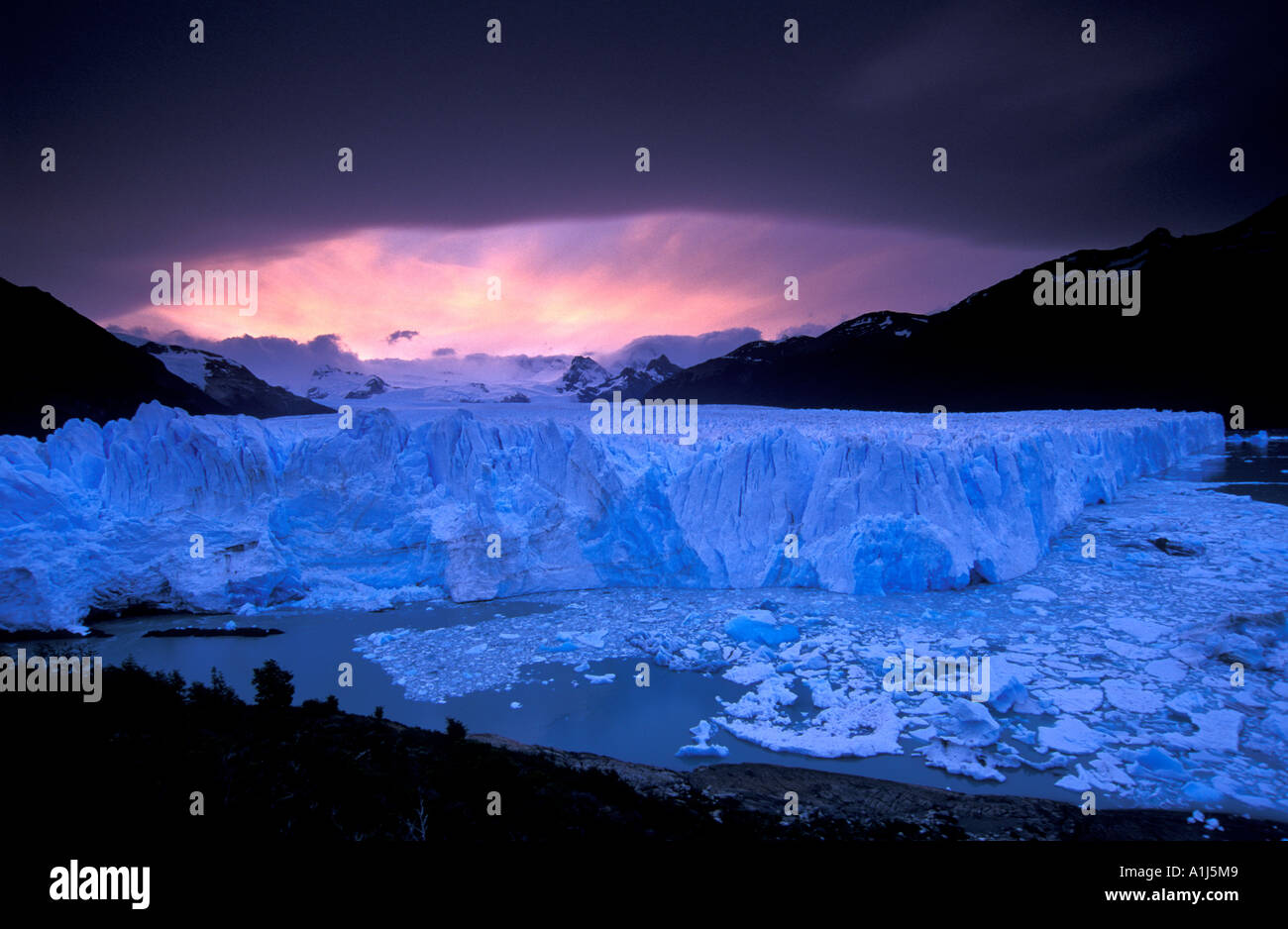 Tempestoso tramonto al Ghiacciaio Perito Moreno, Parque Nacional Los Glaciares, Patagonia, Argentina Foto Stock