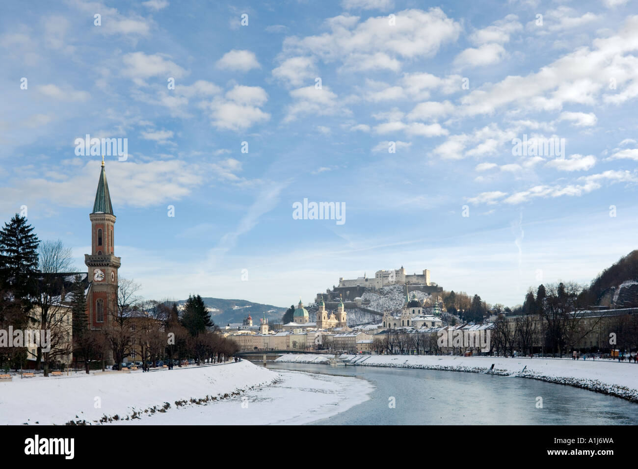 Fiume Salzach con la Città Vecchia e la Fortezza di Hohensalzburg in distanza, Salisburgo, Austria Foto Stock