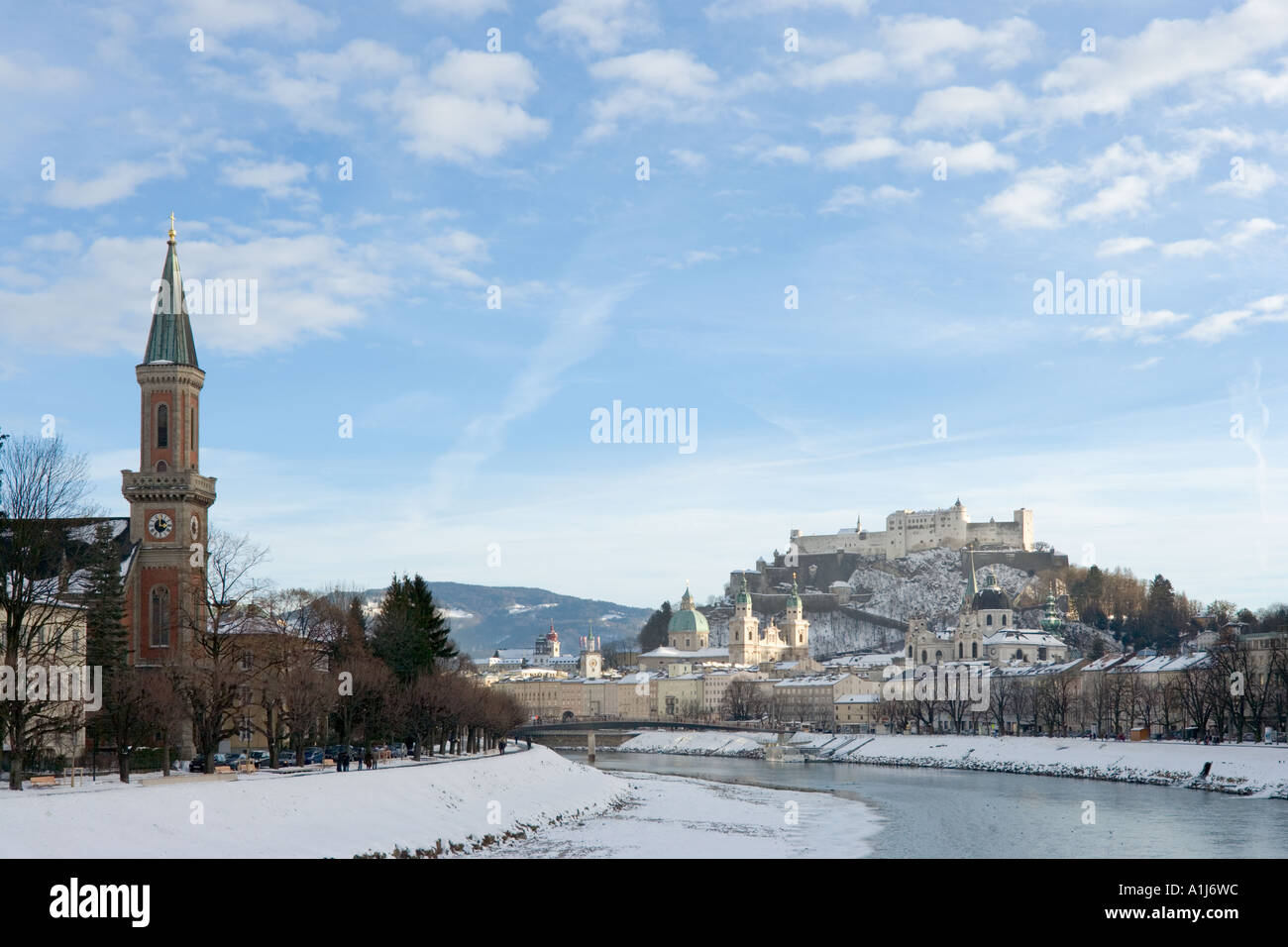 Fiume Salzach, la città vecchia e la Fortezza di Hohensalzburg di Salisburgo, Austria Foto Stock