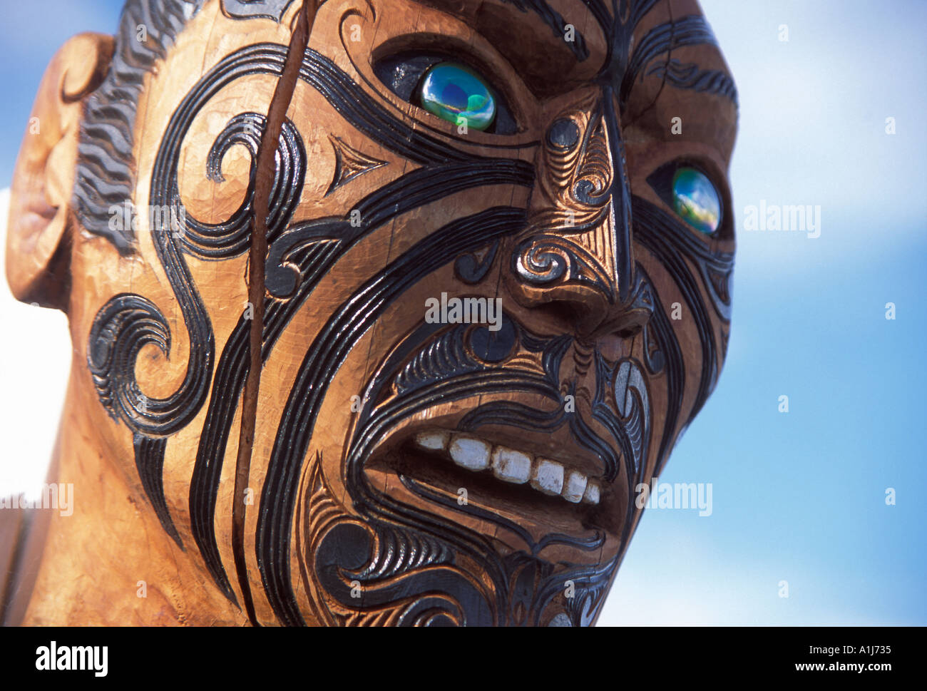 Maori statua in legno scultura tattoo Nuova Zelanda Foto Stock