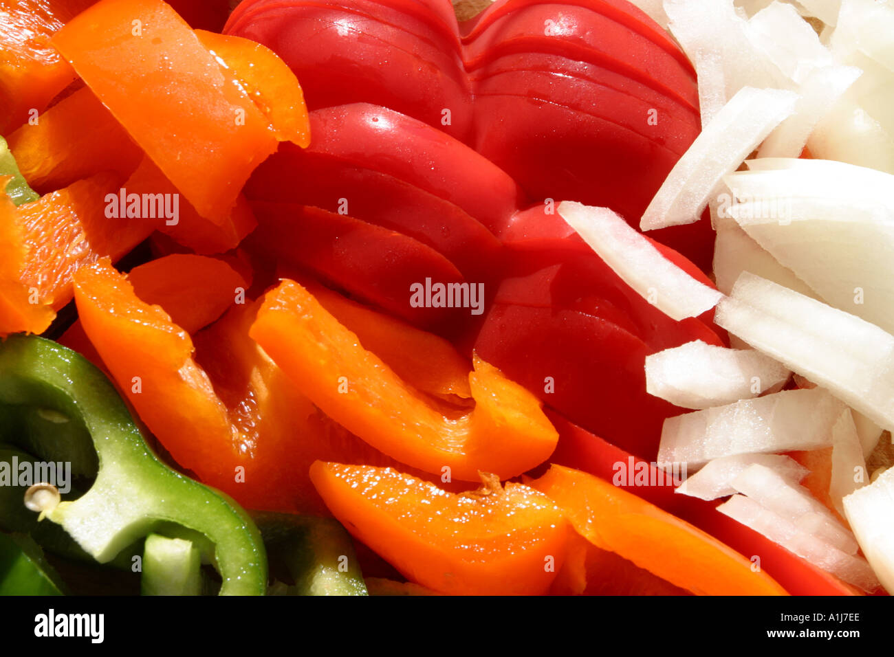 Le cipolle tritate con rosso verde e arancione capsicum peppers Foto Stock