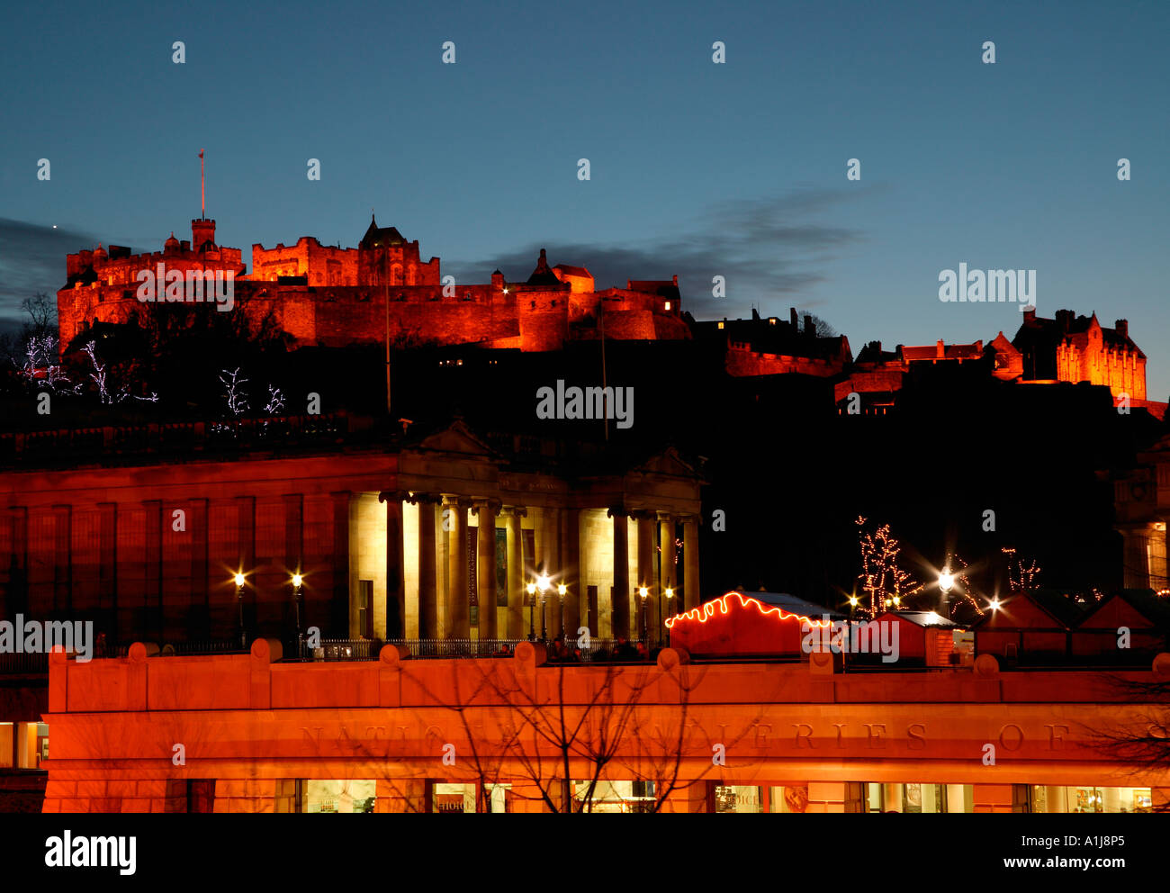 Il Castello di Edimburgo, Scozia, con gallerie d'arte, illuminate al tramonto su una sera d'inverno Foto Stock