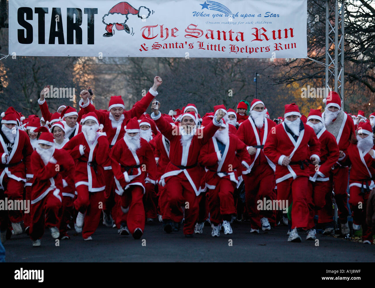 La gente vestita fino a Santa Claus, abiti, preparazione per iniziare a Santa Run, Edimburgo, Scozia, Foto Stock