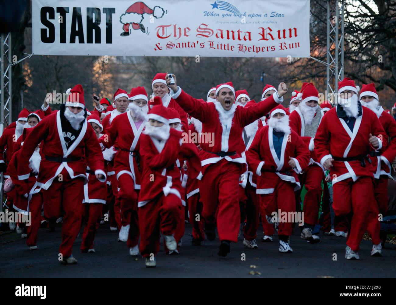 Persone vestite come Babbo Natale, preparando per iniziare a Santa Run, Edimburgo, Scozia, Regno Unito, Europa Foto Stock