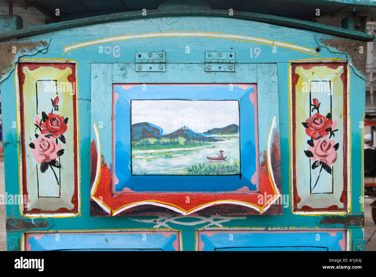 Dipinto a mano sulla scena tradizionale piccola diligenze Pyin U Lwin Maymyo Birmania 2006 Foto Stock