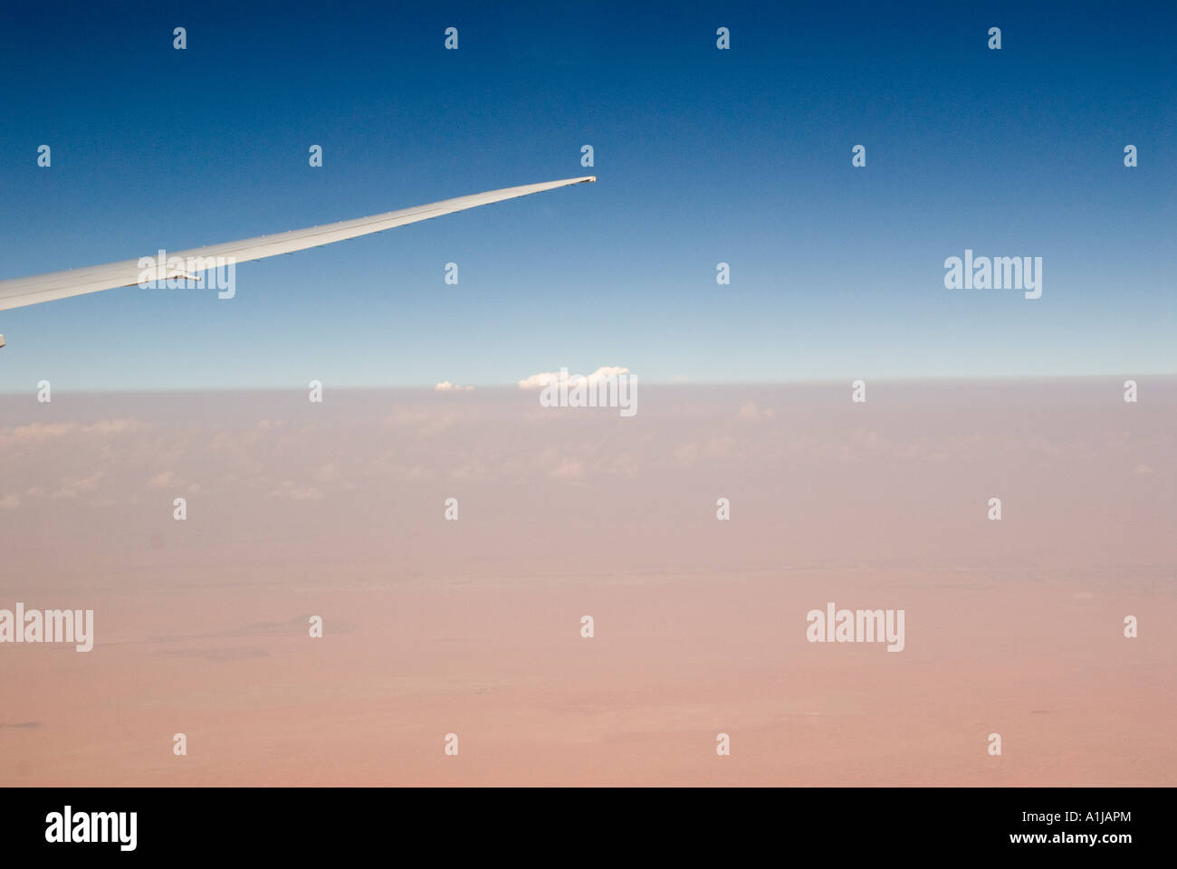 Tempesta di sabbia dalla finestra di un aereo cieli ricoperti di sabbia sopra l'ala del deserto medio orientale dell'aeroplano UAE HOMER SYKES Foto Stock