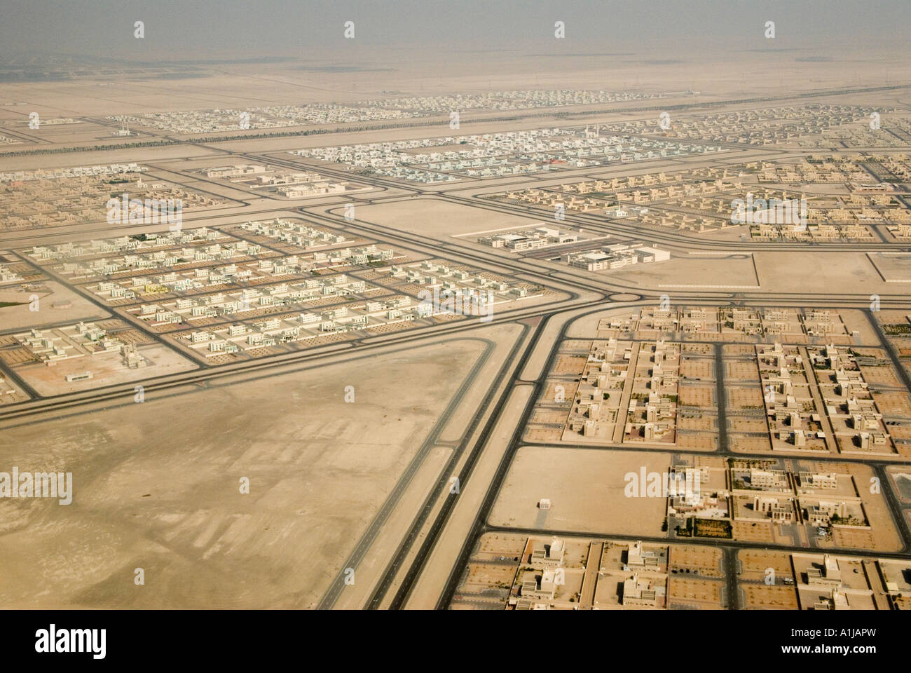Abu Dhabi, Emirati Arabi Uniti, vista degli Emirati Arabi Uniti guardando verso il basso su una nuova tenuta di alloggi per i cittadini costruiti nel deserto HOMER SYKES Foto Stock