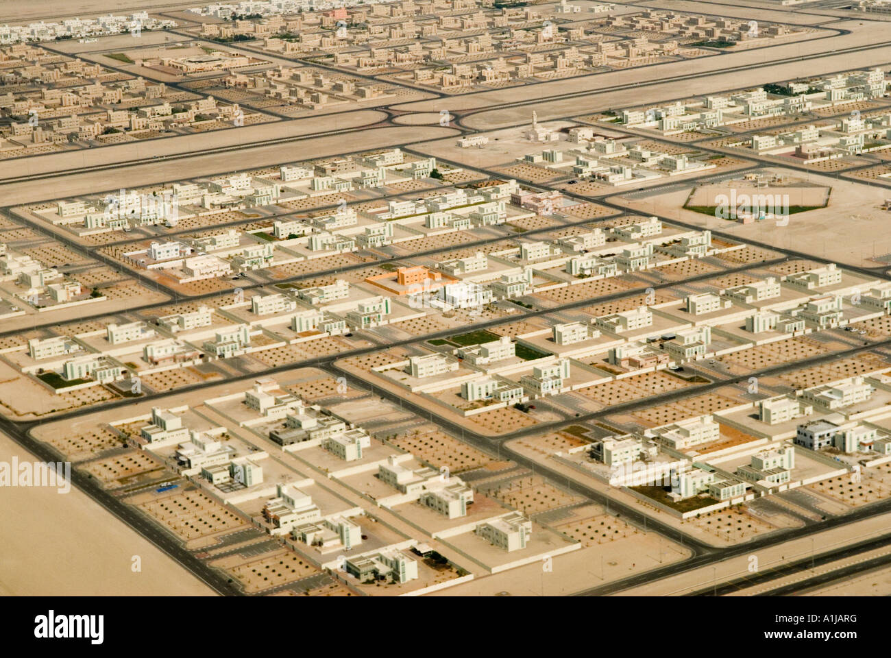 Abu Dhabi Emirati Arabi Uniti vista UAE guardando giù verso la nuova tenuta moderna dell'alloggiamento per i cittadini costruiti nel deserto. OMERO SYKES Foto Stock