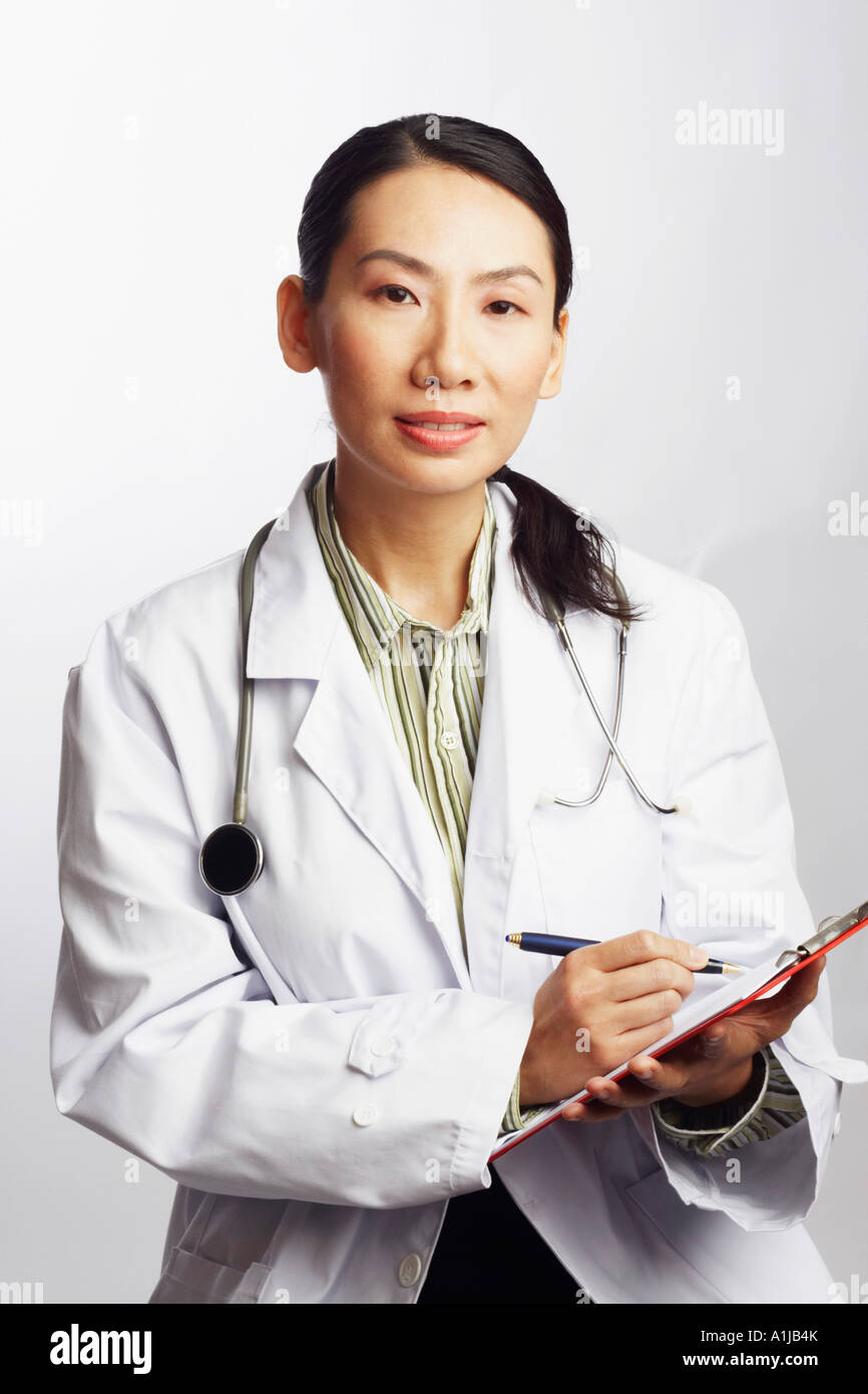 Ritratto di una donna medico tenendo un clipboard Foto Stock