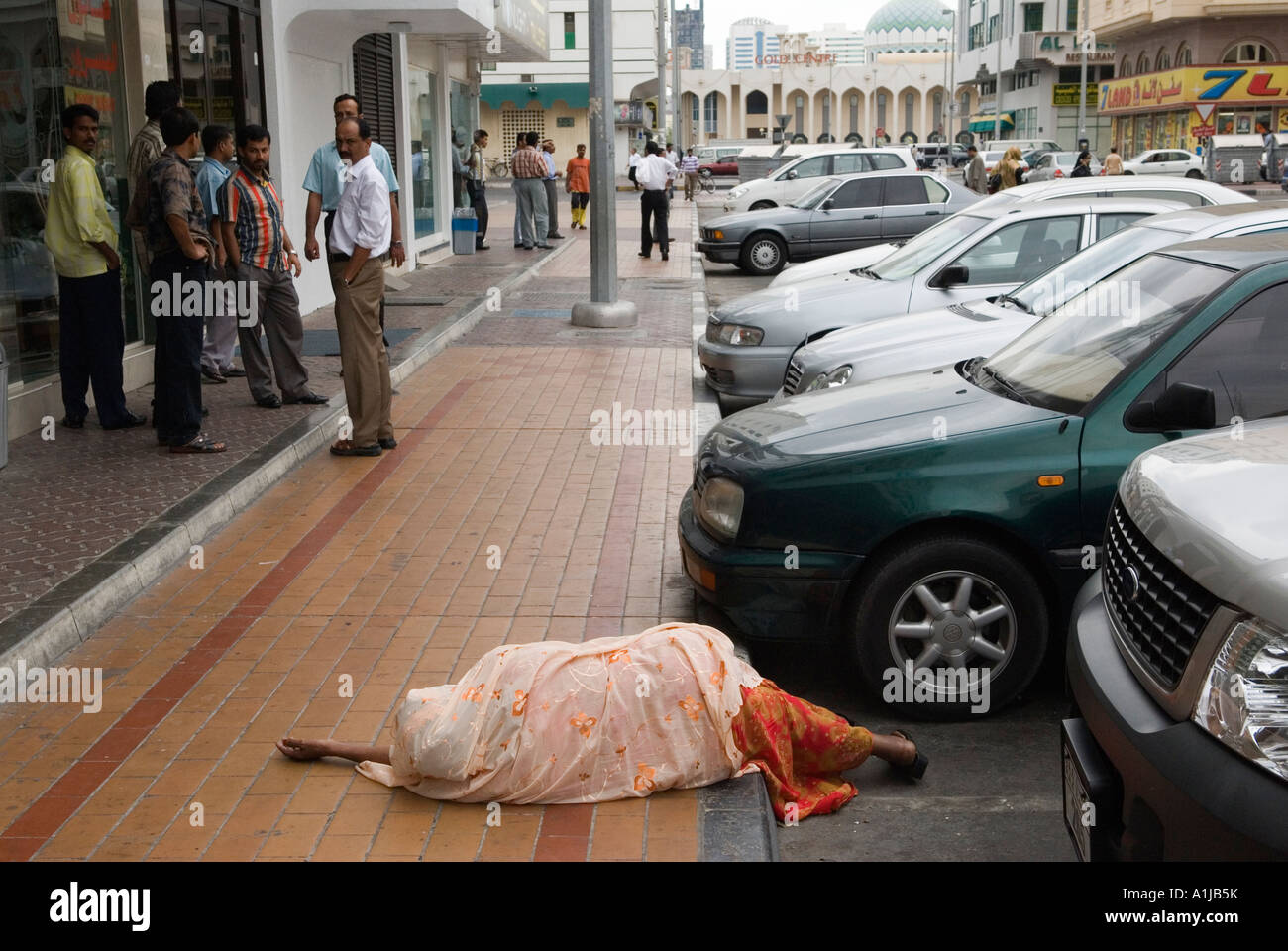La donna si trova in una situazione di malessere per strada, una cittadina straniera, una lavoratrice migrante d'oltremare. Abu Dhabi Emirati Arabi Uniti Emirati Arabi Uniti Emirati Arabi Uniti, HOMER SYKES anni '2006 2000 Foto Stock