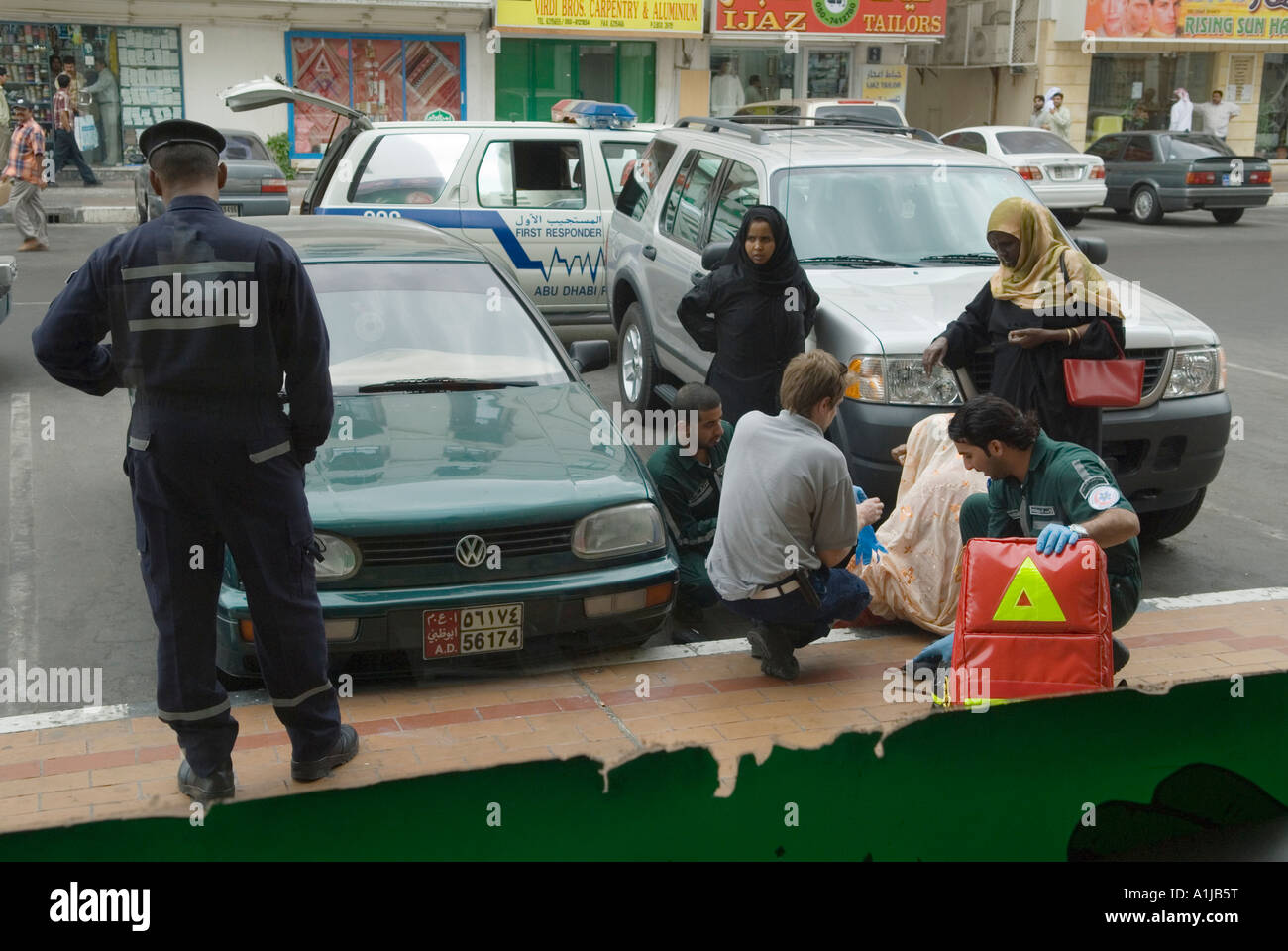 Abu Dhabi Emirati Arabi Uniti EMIRATI ARABI UNITI PRIMO AIUTO UNITÀ DI RISPOSTA HELP ILL DONNA UOMO EUROPEO DANDO ISTRUZIONI SULLE PROCEDURE Foto Stock