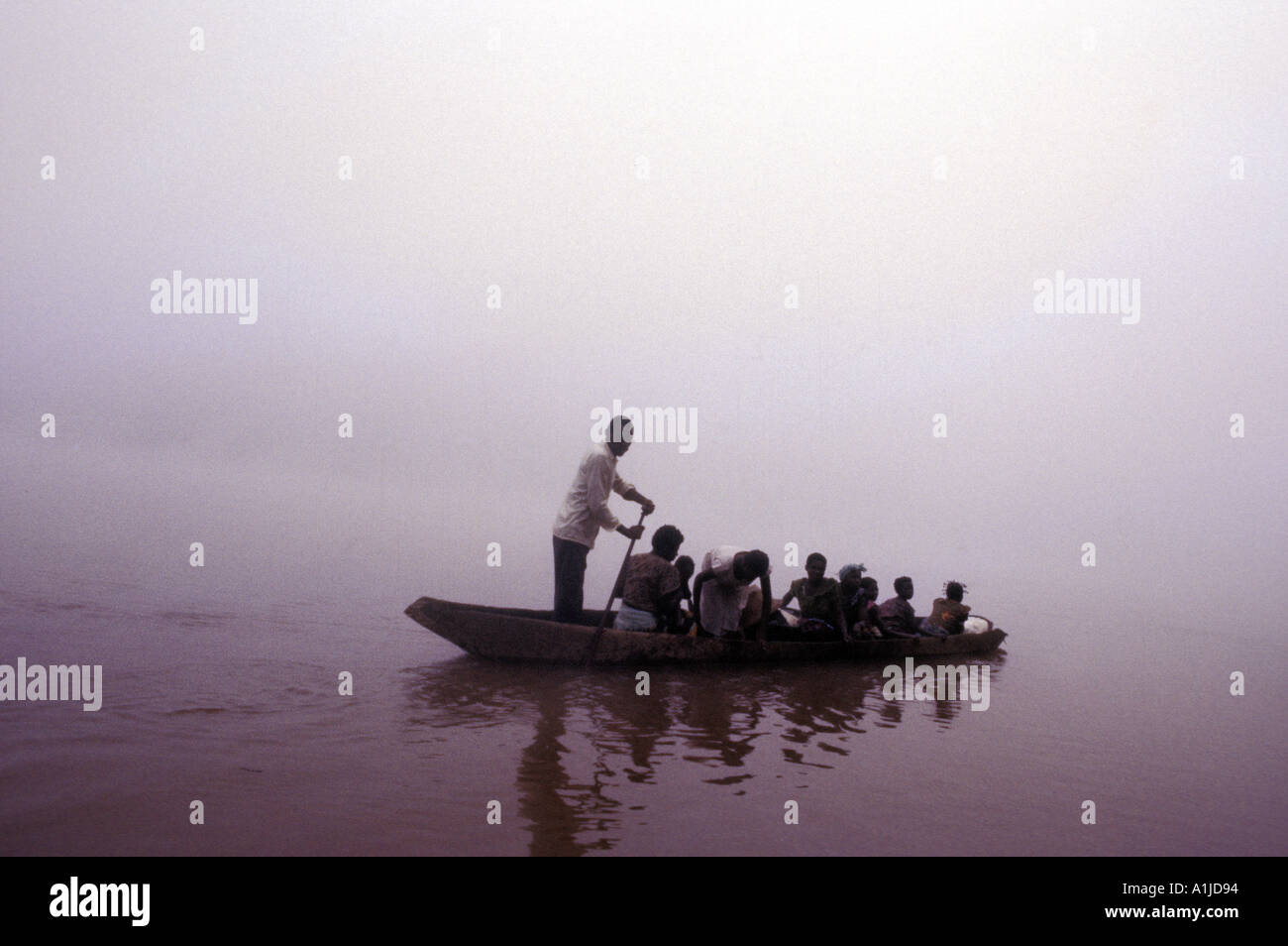 Taxi piroga canoa sul fiume dello Zaire Repubblica Democratica del Congo Foto Stock