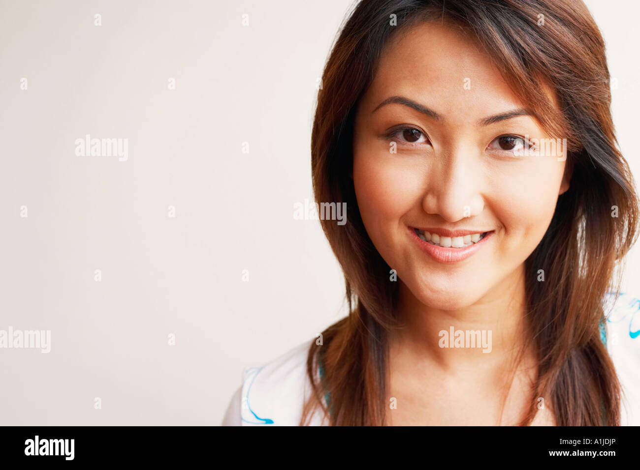 Ritratto di una giovane donna sorridente Foto Stock