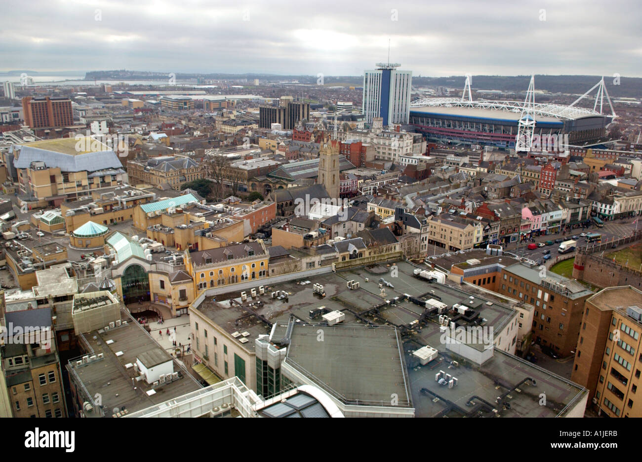 Vista su Cardiff city centre guardando verso il Millennium Stadium South Wales UK Foto Stock