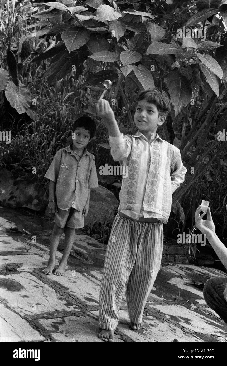 Bambini che giocano con le bolle di sapone in Bhagsu vicino a McLeod Ganj Kangra Valley Himachal Pradesh India Foto Stock
