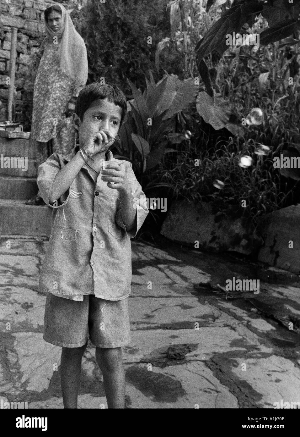 Bambini che giocano con le bolle di sapone in Bhagsu vicino a McLeod Ganj Kangra Valley Himachal Pradesh India Foto Stock