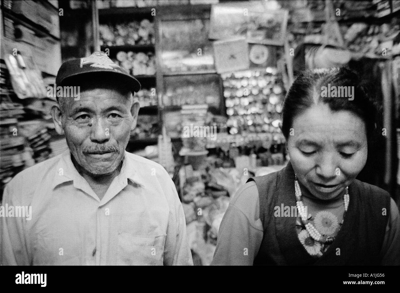 I proprietari del negozio non cinque sulla strada Jogibara in McLeod Ganj Kangra Valley Himachal Pradesh India Foto Stock