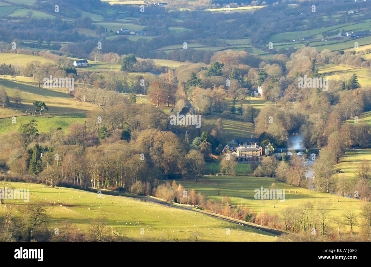 Vista sulla parte superiore il fiume Usk Valley vicino a Brecon Galles POWYS REGNO UNITO mostra Penpont House Foto Stock