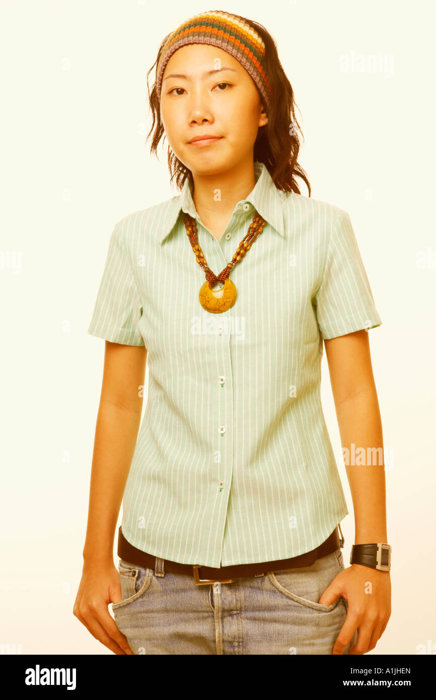 Ritratto di una giovane donna che indossa una collana Foto Stock