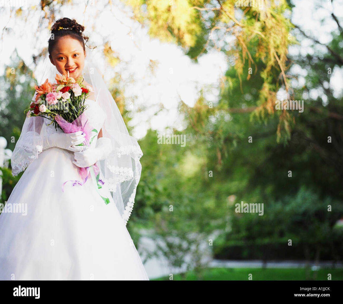Ritratto di una giovane donna in abiti da sposa Foto Stock