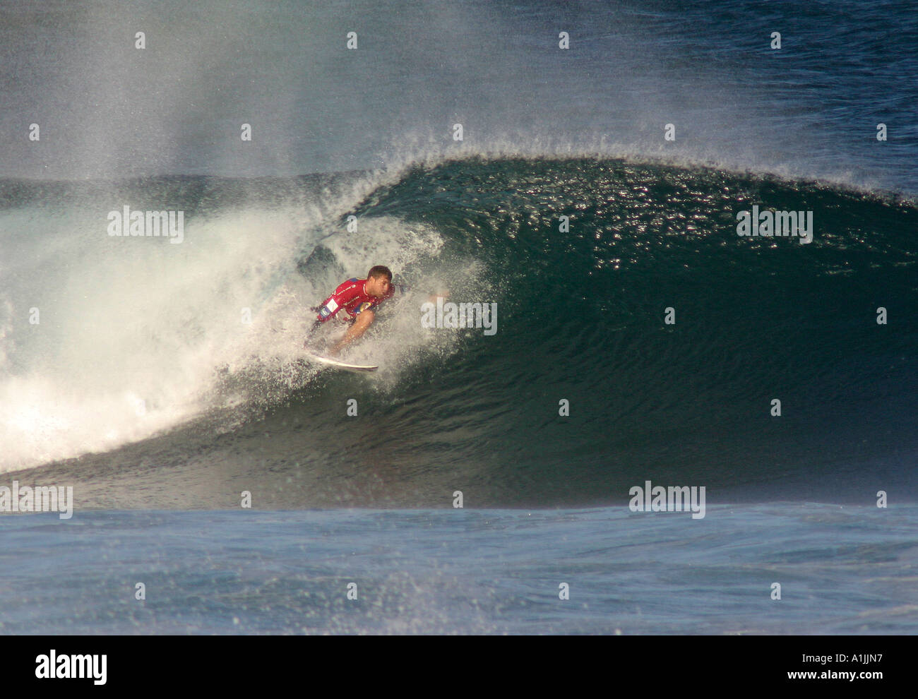 Professional surfer Trent Munro su un onda al Rip Curl Pipeline Masters surfing contest North Shore Oahu Hawaii Foto Stock
