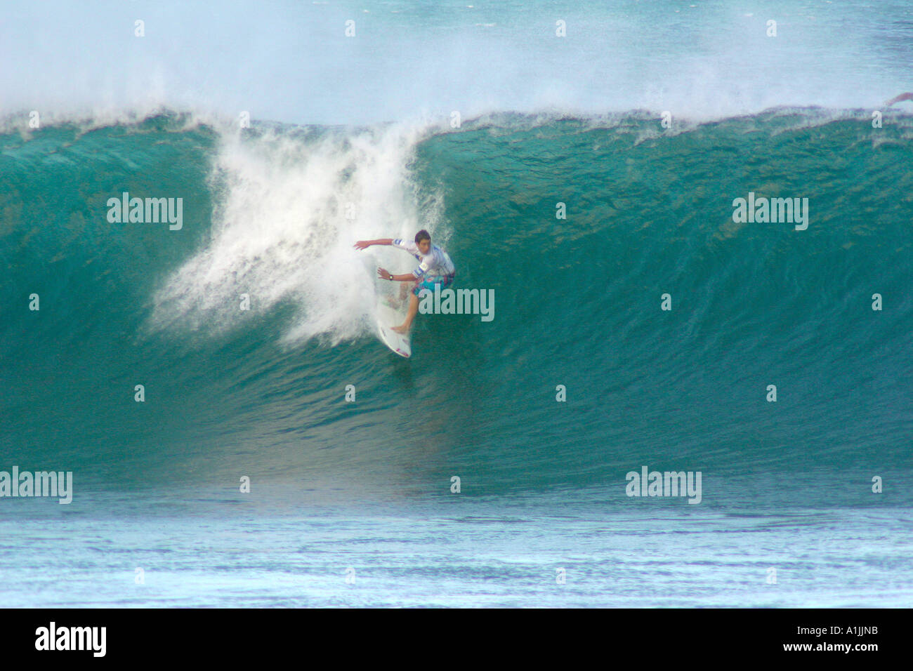 Professional surfer Troy Brooks scende in su una massiccia ondata al Rip Curl Pipeline Masters surf contest Foto Stock