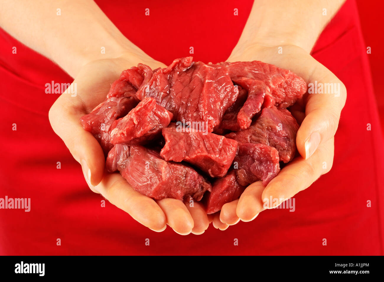 Donna che mantiene cottura carne di manzo Foto Stock