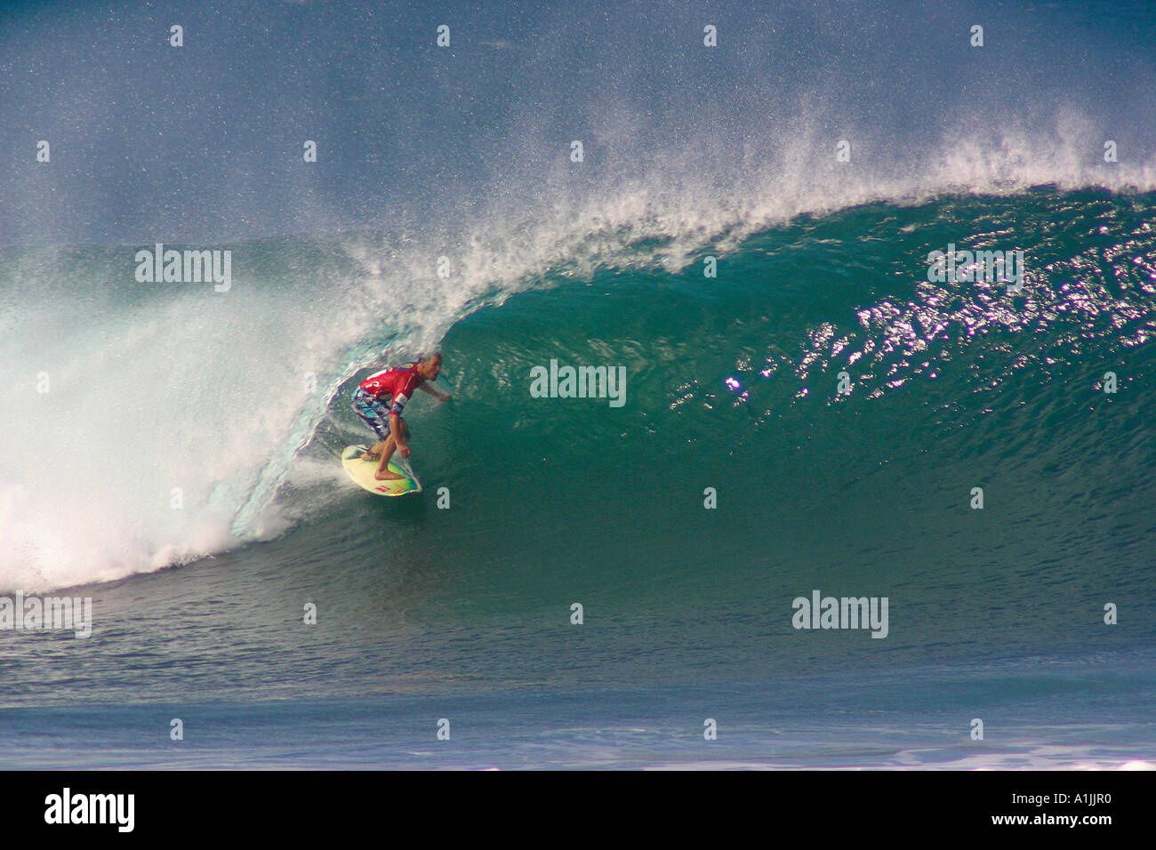 Damien Hobgood nel tubo a Pipeline Masters surfing contest North Shore Oahu Hawaii Foto Stock