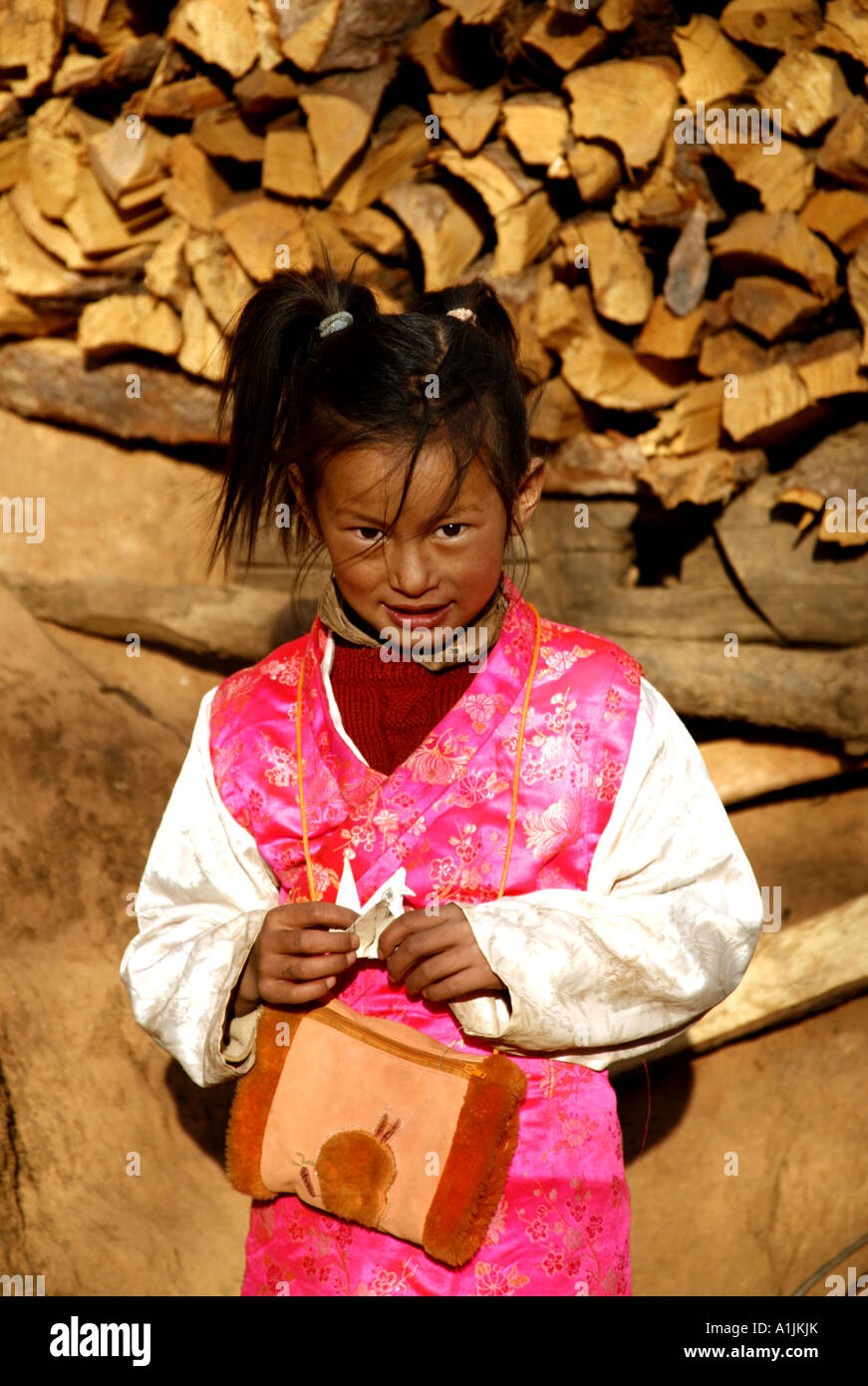 Un villaggio cinese ragazza vicino Lago Lugu nella provincia dello Yunnan Foto Stock