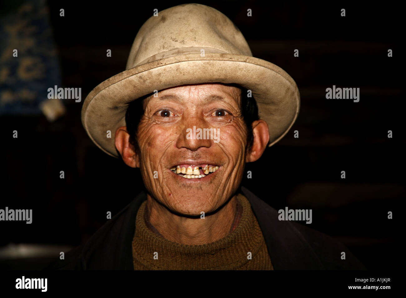 Il vecchio uomo di minoranza erhai vicino al lago Lugu,nella provincia dello Yunnan,Cina Foto Stock