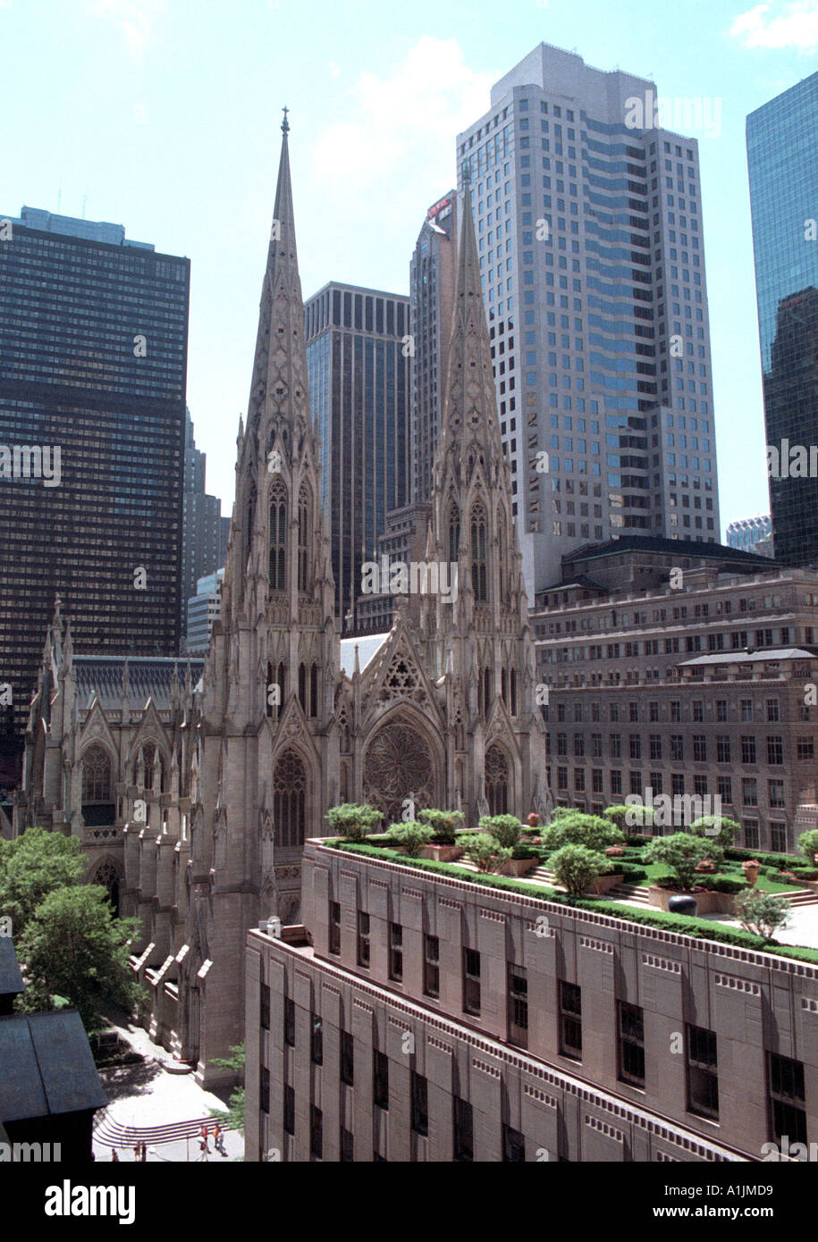 Cattedrale di San Patrizio con i giardini di Rockefeller Center in primo piano Foto Stock