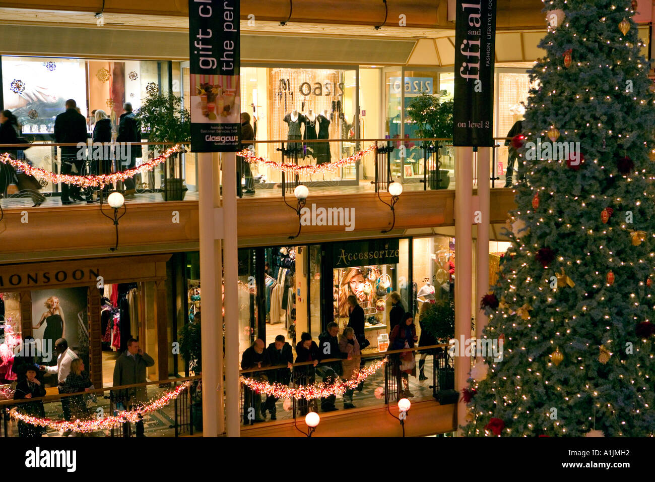 Negozi aperti anche di notte a XMAS A BUCHANAN STREET GLASGOW Foto Stock