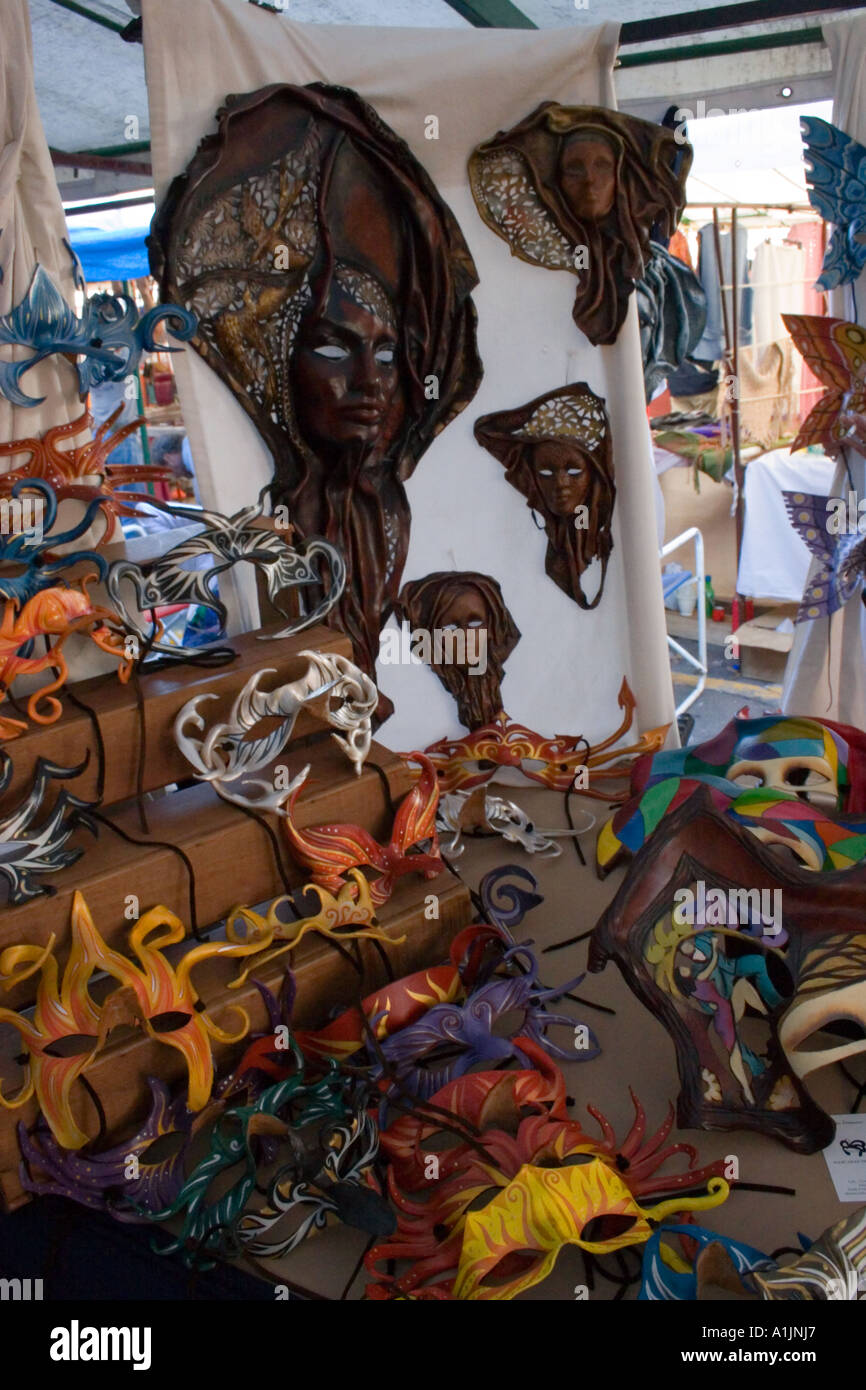 Bancarella vendendo varietà di cuoio masquerade tipo a sfera maschere in la Feria de Artesanos a La Boca Foto Stock