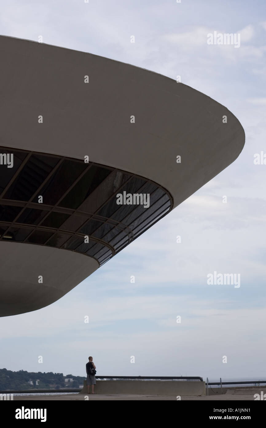 Museo di Arte Contemporanea, uomo in shot (Niteroi, Rio) Foto Stock