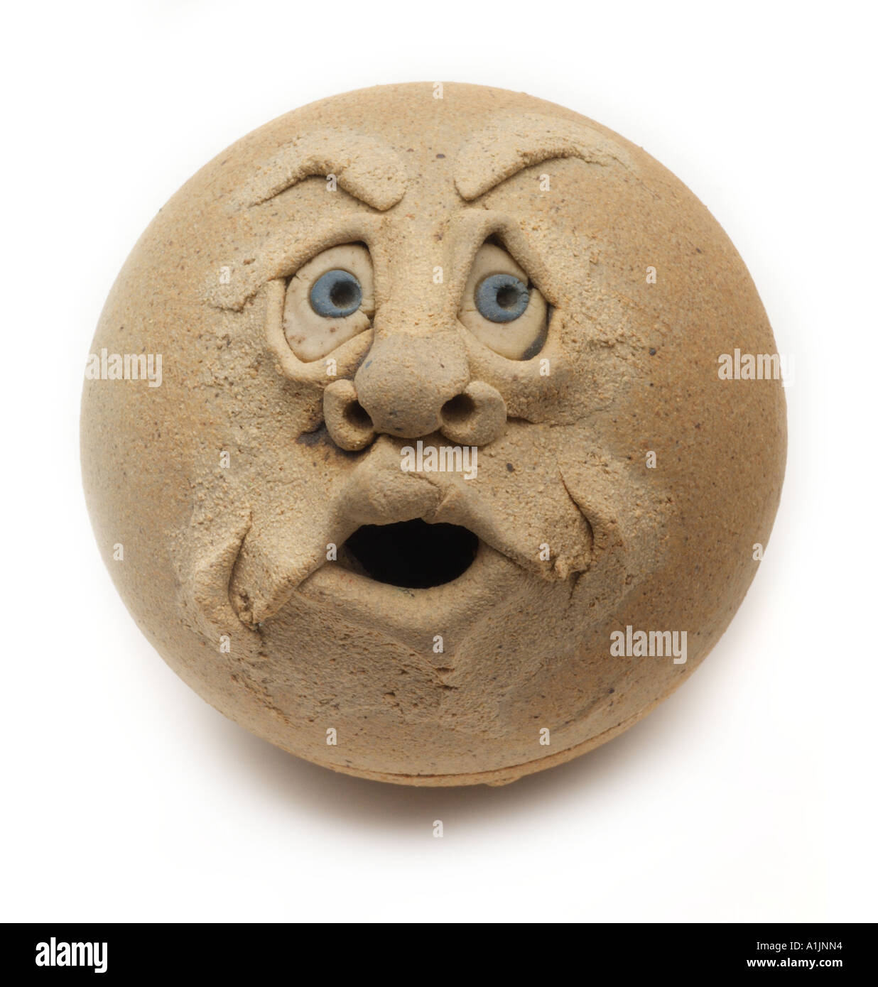 Ceramiche fatte a mano studio testa gettata occhi naso bocca luna espressione pot vasetto di ceramica coperchio UK buff di argilla di pietra Foto Stock