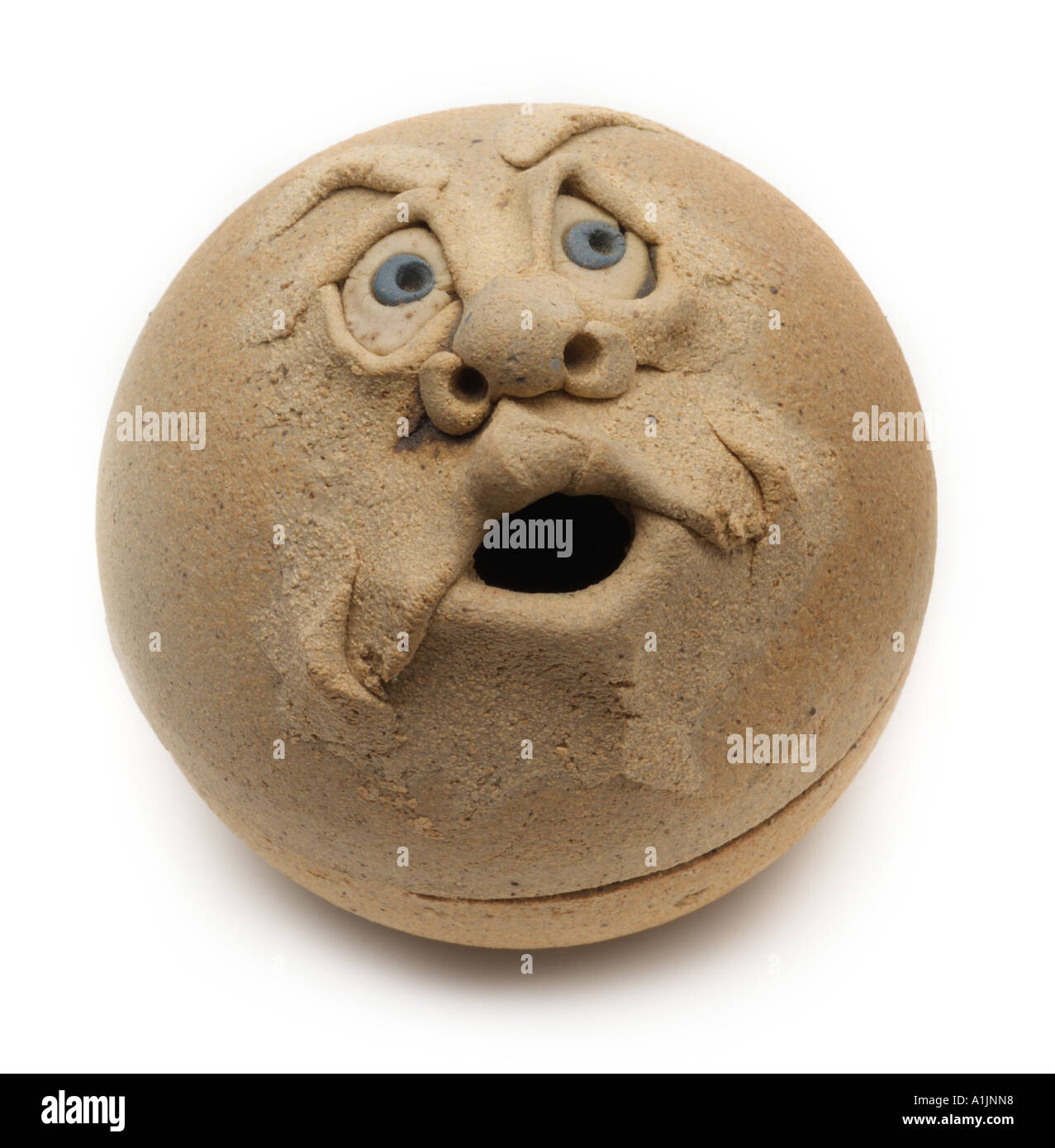 Ceramiche fatte a mano studio testa gettata occhi naso bocca luna espressione pot vasetto di ceramica coperchio UK buff di argilla di pietra Foto Stock