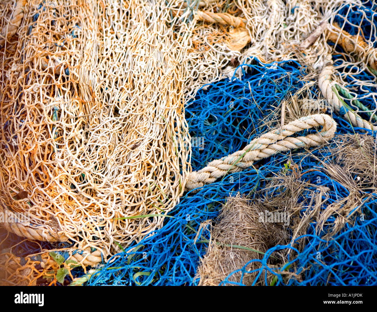 Colorate le reti da pesca e corde sul fiume-bank in 'Médoc', Francia Foto Stock