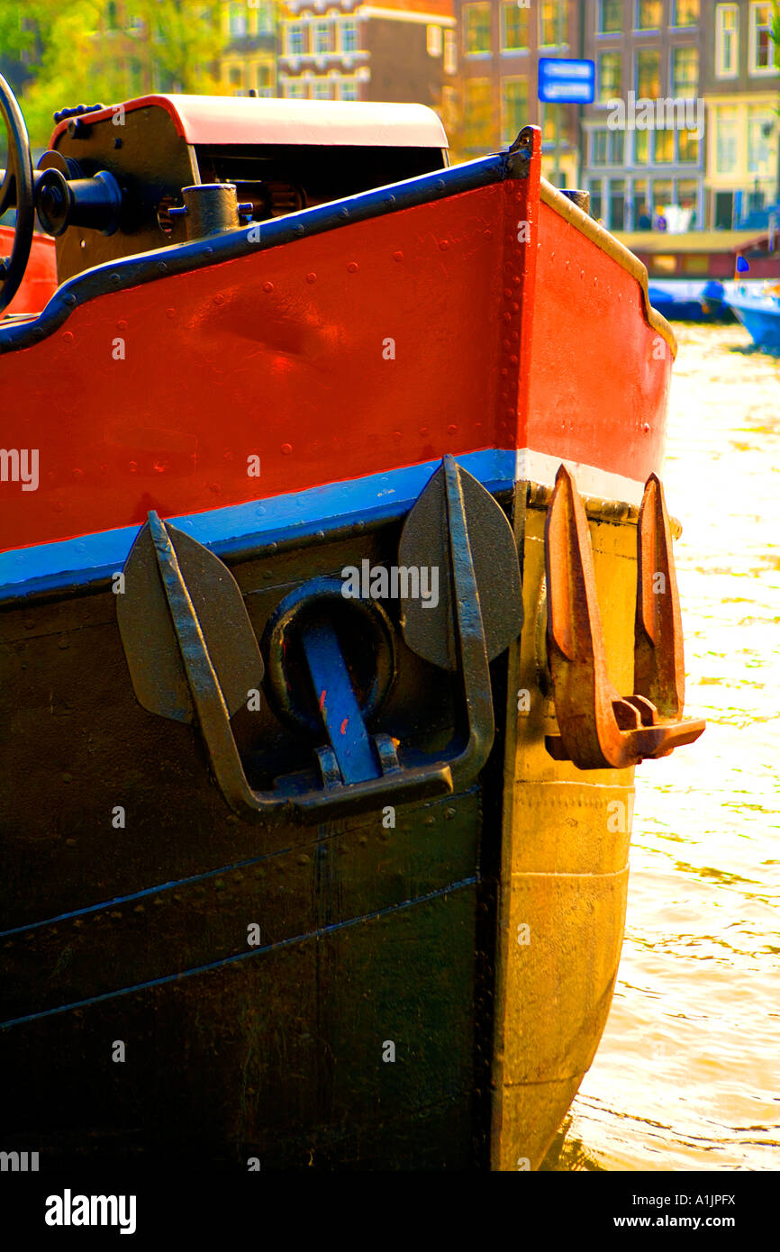 Dettaglio di prua di Barge e ancoraggi sul canal in Amsterdam Foto Stock